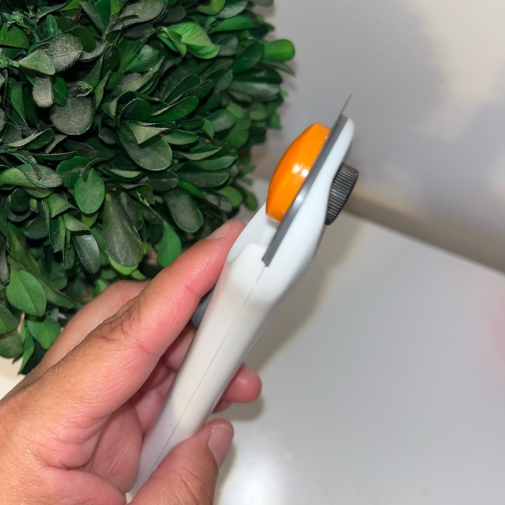 Fiskars Rotary Cutter - Picture 3 of 9